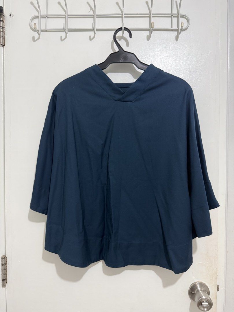 Harlan + Holden Top - Size M (Category: Blouses) located in Taguig. Submitted by gabitems (Listing ID 1426967278, Image 3). Description: Size runs larger.