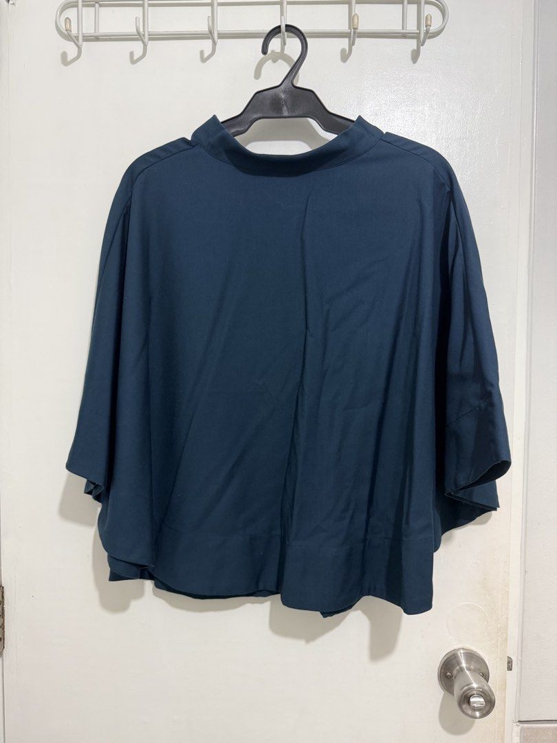 Harlan + Holden Top - Size M (Category: Blouses) located in Taguig. Submitted by gabitems (Listing ID 1426967278, Image 1). Description: Size runs larger.
