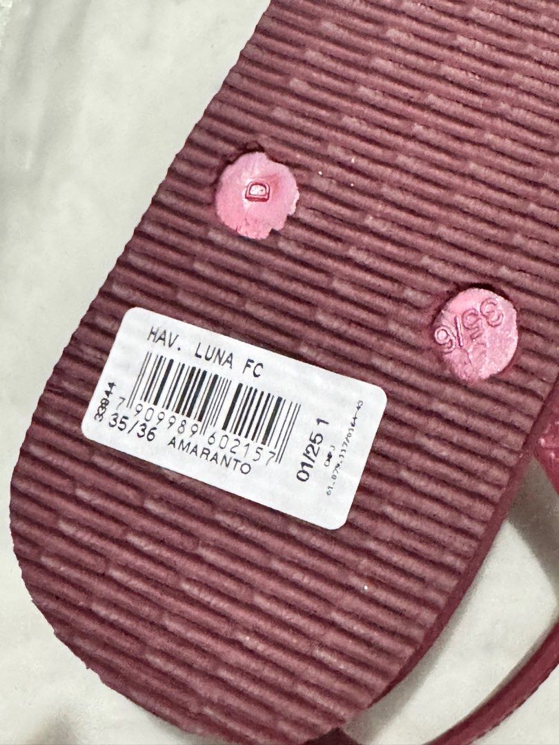 Havaianas Sandals (Category: Flats & Sandals) located in Angono. Submitted by shesells.anything (Listing ID 1427018450, Image 3). Description: Bought wrong size! This is Brazil 35/36. Nabili sa official store ni Havaianas in orange app. Loc: Angono, Rizal. Can do meet up/pick up/shipping.
