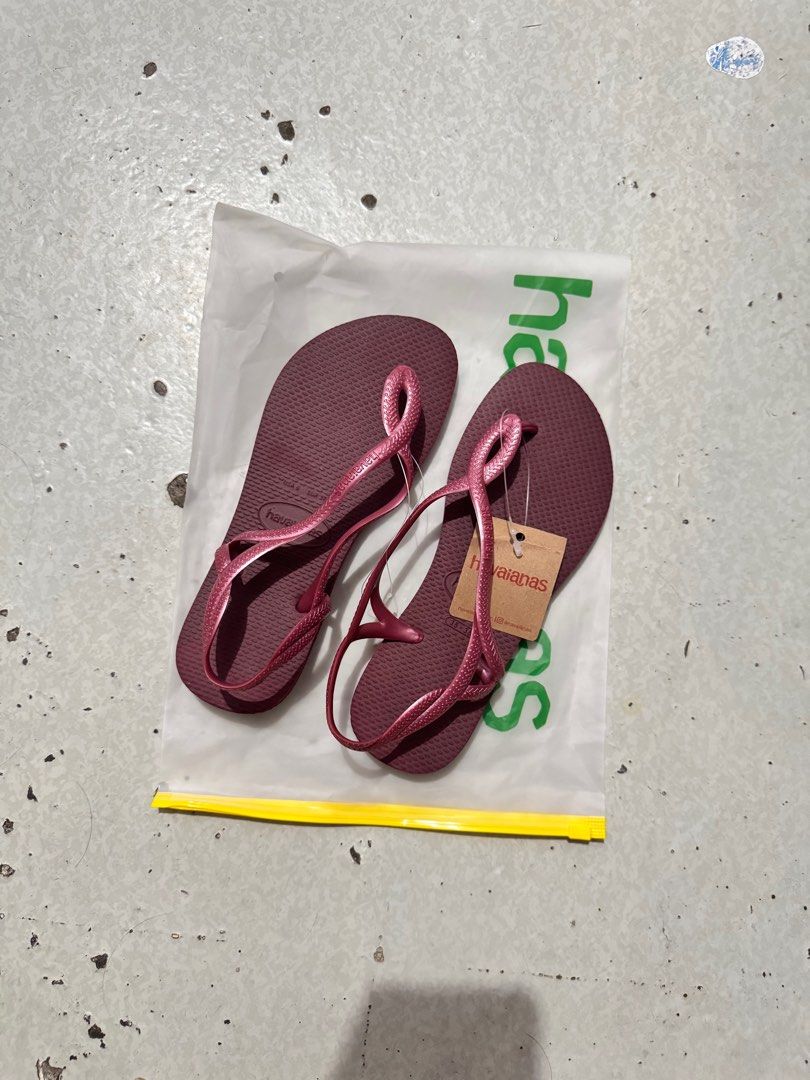 Havaianas Sandals (Category: Flats & Sandals) located in Angono. Submitted by shesells.anything (Listing ID 1427018450, Image 1). Description: Bought wrong size! This is Brazil 35/36. Nabili sa official store ni Havaianas in orange app. Loc: Angono, Rizal. Can do meet up/pick up/shipping.