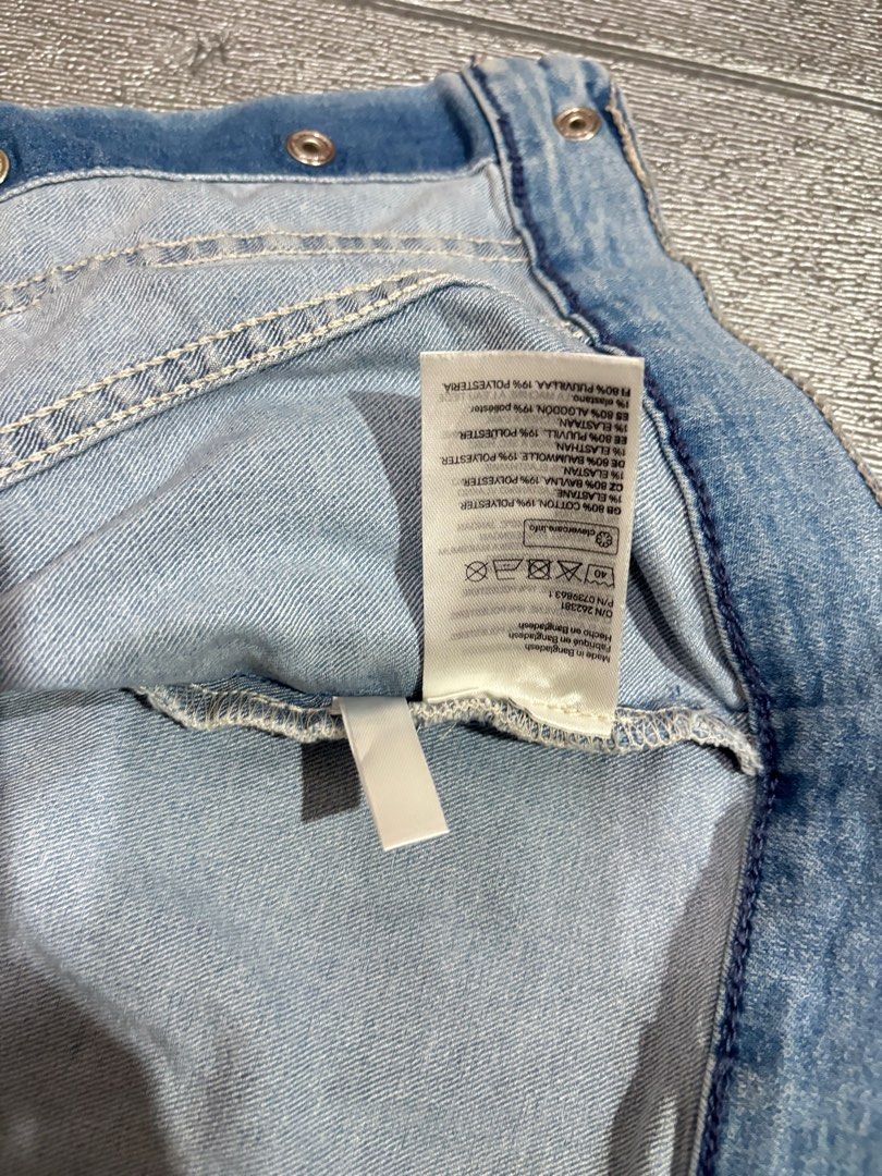 H&M denim jacket girls (Category: Babies & Kids Fashion) located in Quezon City. Submitted by allforgeorgia (Listing ID 1427126524, Image 3). Description: Soft denim For 3-4 y No issue Like new Outgrown Pick up:Francesca Tower Diliman QC.