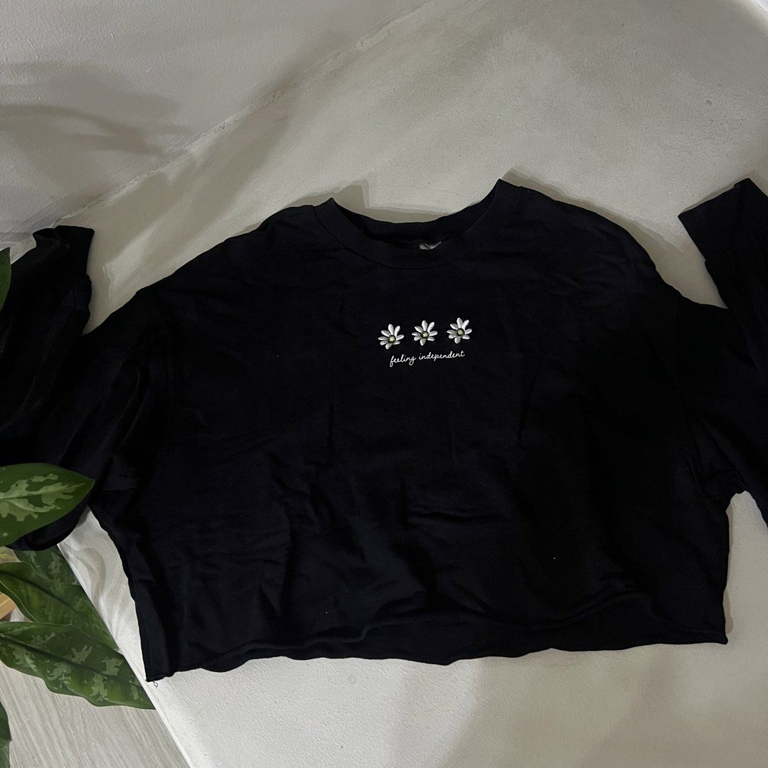 H&M Divided Black Embroidered Sweatshirt (Category: Longsleeves) located in Quezon City. Submitted by lycheeeeee (Listing ID 1427072330, Image 1). Description: H&M Divided Black Embroidered Sweatshirt size: fits XS-S price: ₱149 preloved condition location: eastwood, qc meetup: eastwood only shipping: via lbc, grab, or lalamove to be shouldered by buyer mode of payment: gcash, gotyme, or maribank pm for more inquiries. tags: declutter sale, affor