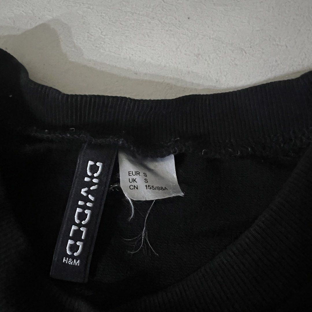 H&M Divided Black Embroidered Sweatshirt (Category: Longsleeves) located in Quezon City. Submitted by lycheeeeee (Listing ID 1427072330, Image 3). Description: H&M Divided Black Embroidered Sweatshirt size: fits XS-S price: ₱149 preloved condition location: eastwood, qc meetup: eastwood only shipping: via lbc, grab, or lalamove to be shouldered by buyer mode of payment: gcash, gotyme, or maribank pm for more inquiries. tags: declutter sale, affor