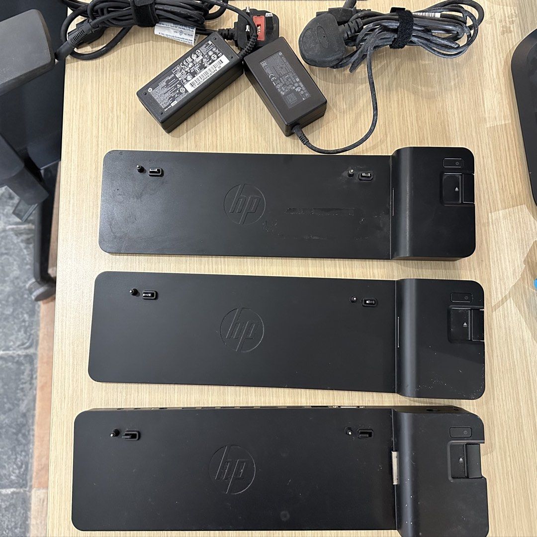 HP Docking Station with Power Adapters405981575103784960