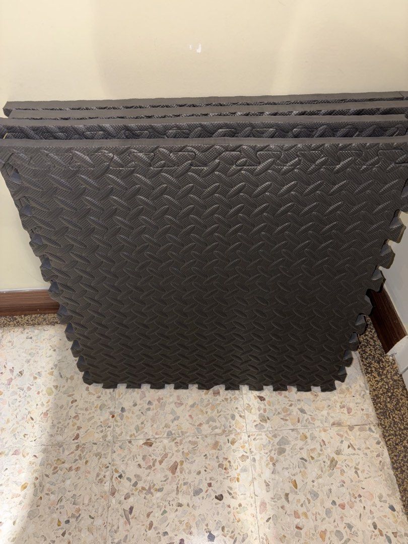 Interlocking Exercise Mat (Category: Exercise Mats) located in Kuala Lumpur. Submitted by cheong121 (Listing ID 1427052931, Image 2). Description: 4 x Interlocking exercise mat 60cm x 60cm Thickness 12mm - Perfect for home workouts - Cushioned surface - Dark grey color - Textured surface for grip - Easy to assemble and disassemble Very light scratches, still usable COD/meet up Cheras area.