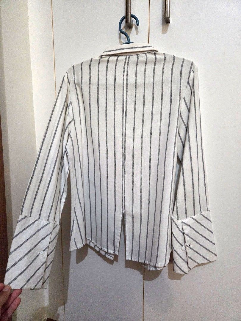 La Vie Striped Long Sleeve Blouse (Category: Blouses) located in Makati City. Submitted by shoppreloved_ (Listing ID 1427050912, Image 2). Description: White and gray striped blouse from La Vie. Features long sleeves with buttoned cuffs. The blouse has a collared neckline and a button-down front. Size XS/4. The blouse has a classic, versatile design suitable for the office and various occasions..