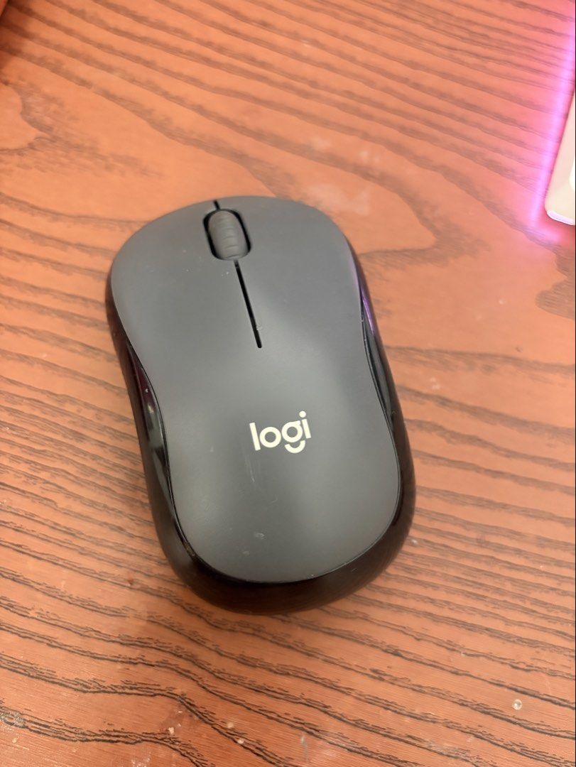 Logitech M220 Silent Wireless Mouse (Category: Mouse & Mousepads) located in Manila. Submitted by ns_studi0333 (Listing ID 1426973338, Image 1). Description: - Authentic - Bought for 700 - rfs: decluttering - Works properly no issues - lp is 500 .