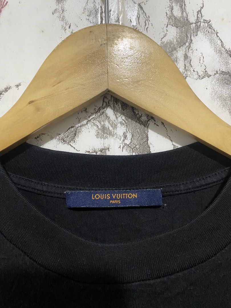 Louis Vuitton Monogram tee (Category: Luxury Apparel) located in Quezon City. Submitted by rayri5 (Listing ID 1427086761, Image 2). Description: louis vuitton monogram tee size on tag Large dimension: width:23 length:29 issue minimal hairline on ptint dm sure buyer.