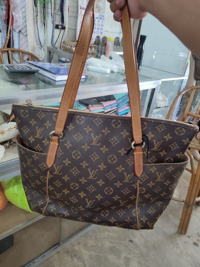 Louis Vuitton Monogram Tote Bag (Category: Luxury Bags & Wallets) located in Puerto Princesa. Submitted by thriftedsoulsy2k (Listing ID 1427061874, Image 2). Description: Louis Vuitton Totally MM Monogram Shoulder Purse Handbag -sign of wear .