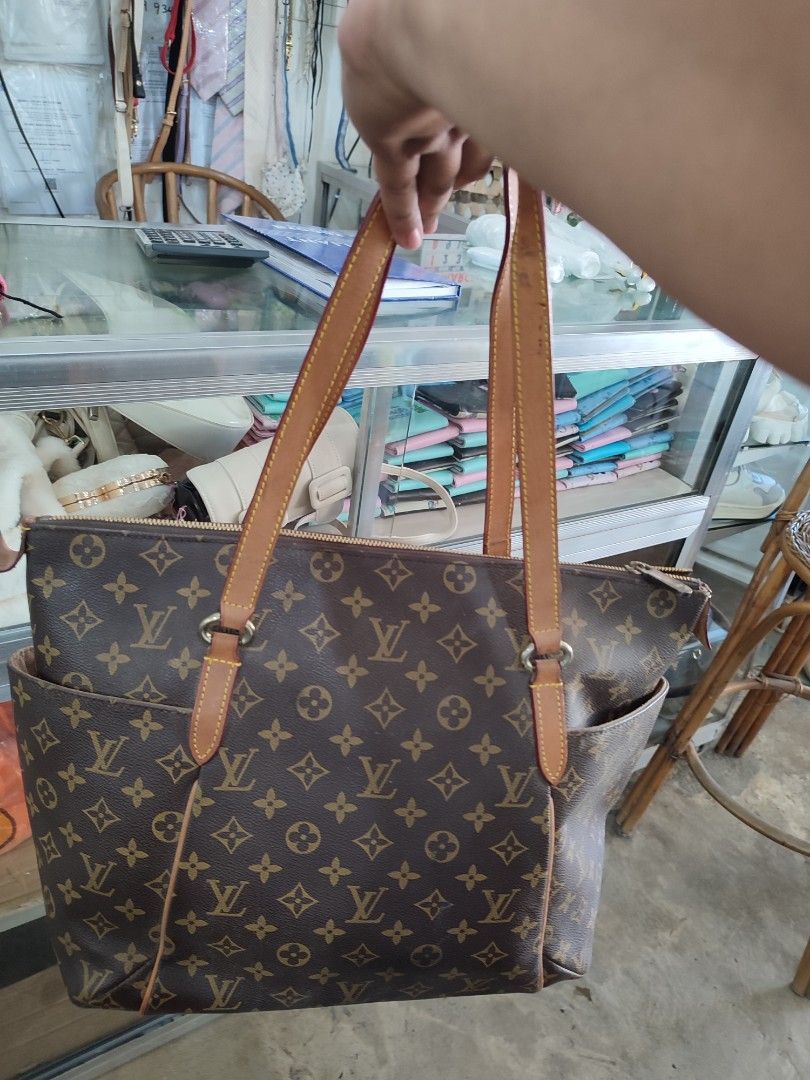 Louis Vuitton Monogram Tote Bag (Category: Luxury Bags & Wallets) located in Puerto Princesa. Submitted by thriftedsoulsy2k (Listing ID 1427061874, Image 1). Description: Louis Vuitton Totally MM Monogram Shoulder Purse Handbag -sign of wear .