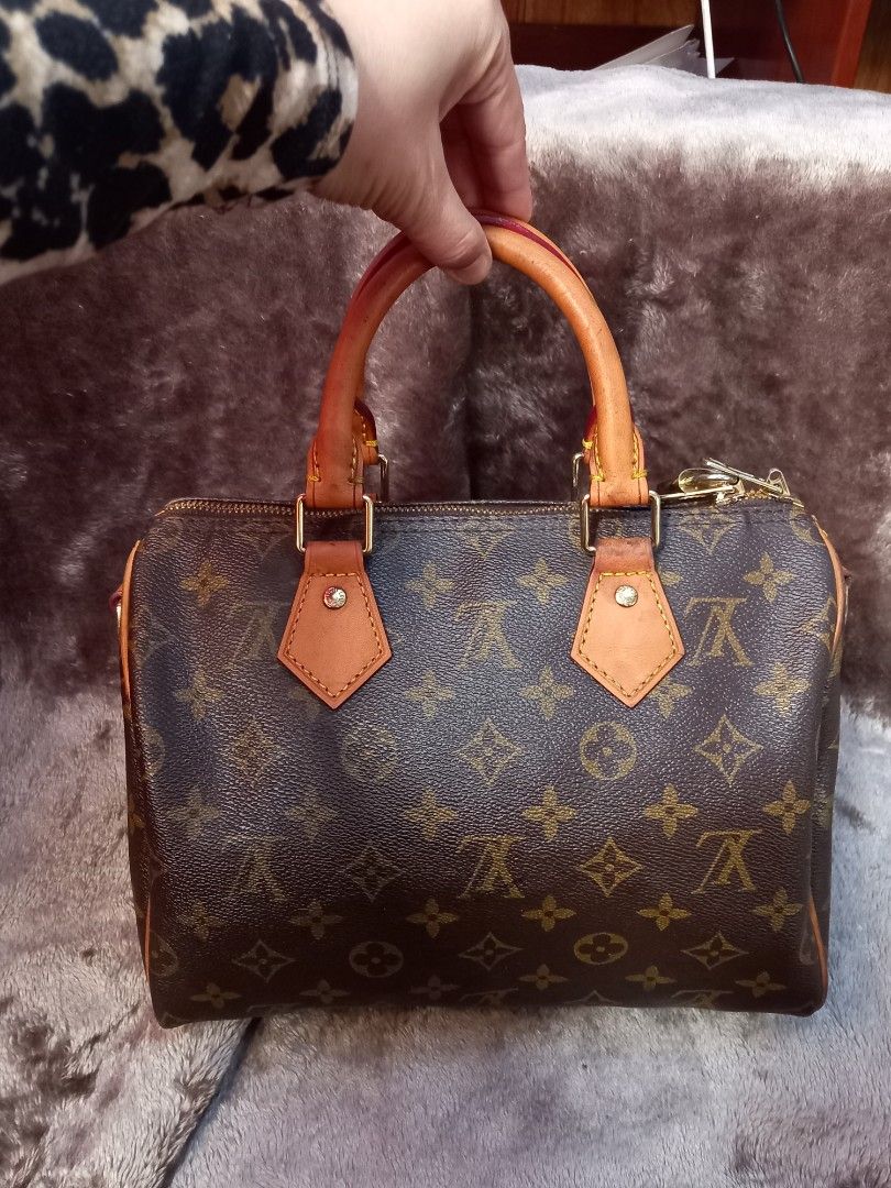 Louis Vuitton Speedy 25 Handbag (Category: Luxury Bags & Wallets) located in Tuguegarao City. Submitted by zenphoenix-7ad615 (Listing ID 1427019152, Image 1). Description: Louis Vuitton Speedy 25 handbag. Features the iconic Monogram canvas, leather handles, and trim. Includes a top zipper closure and a spacious interior. Made in France. Serial number SD2737. Includes the original lock and no Key not guaranteed please see pictures.