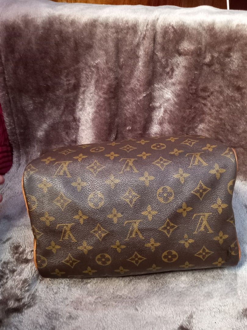 Louis Vuitton Speedy 25 Handbag (Category: Luxury Bags & Wallets) located in Tuguegarao City. Submitted by zenphoenix-7ad615 (Listing ID 1427019152, Image 3). Description: Louis Vuitton Speedy 25 handbag. Features the iconic Monogram canvas, leather handles, and trim. Includes a top zipper closure and a spacious interior. Made in France. Serial number SD2737. Includes the original lock and no Key not guaranteed please see pictures.