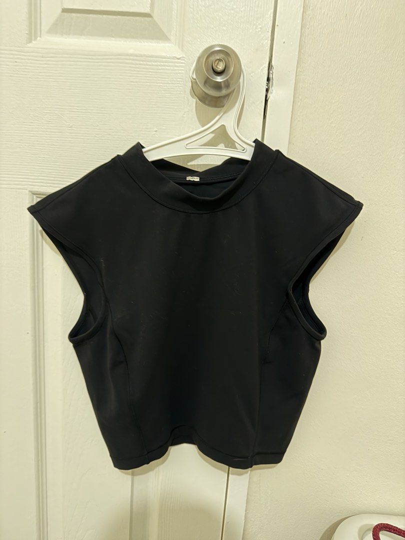 Lululemon Cropped Top (Category: Activewear) located in Valenzuela. Submitted by solanaph (Listing ID 1427135301, Image 2). Description: Cut tag but length is just like dot size 4 crop tops. Same fabric as define .