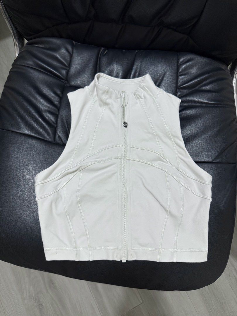 Lululemon White Zip-Up Vest Size 4 (Category: Others Tops) located in Valenzuela. Submitted by solanaph (Listing ID 1427064698, Image 1). Description: Padala lang from US. Used but not abused. This is cropped.