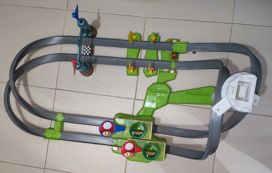 Mario Kart Track Set (Category: Nintendo) located in Taguig. Submitted by tresfilijapanuksurplus (Listing ID 1426980973, Image 1). Description: what you see is what you get .