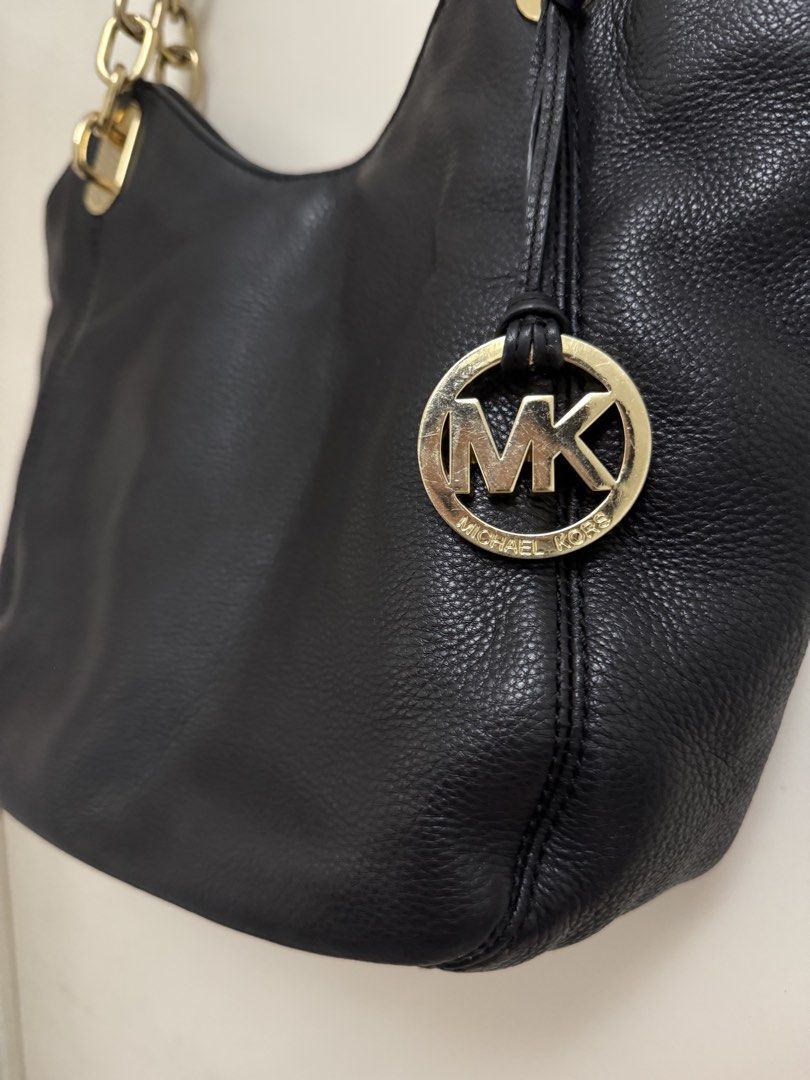 Michael Kors Black Fulton Leather Shoulder Bag (Category: Luxury Bags & Wallets) located in Makati City. Submitted by kdbl_ (Listing ID 1427006641, Image 2). Description: .
