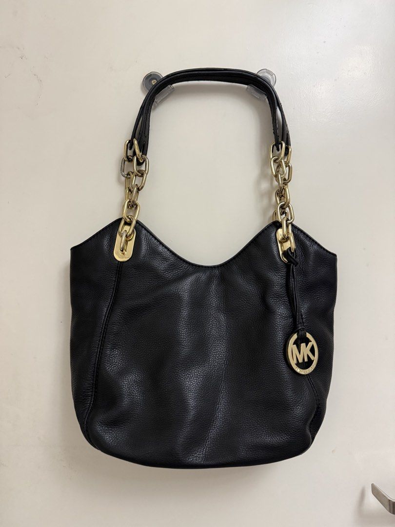 Michael Kors Black Fulton Leather Shoulder Bag (Category: Luxury Bags & Wallets) located in Makati City. Submitted by kdbl_ (Listing ID 1427006641, Image 1). Description: .
