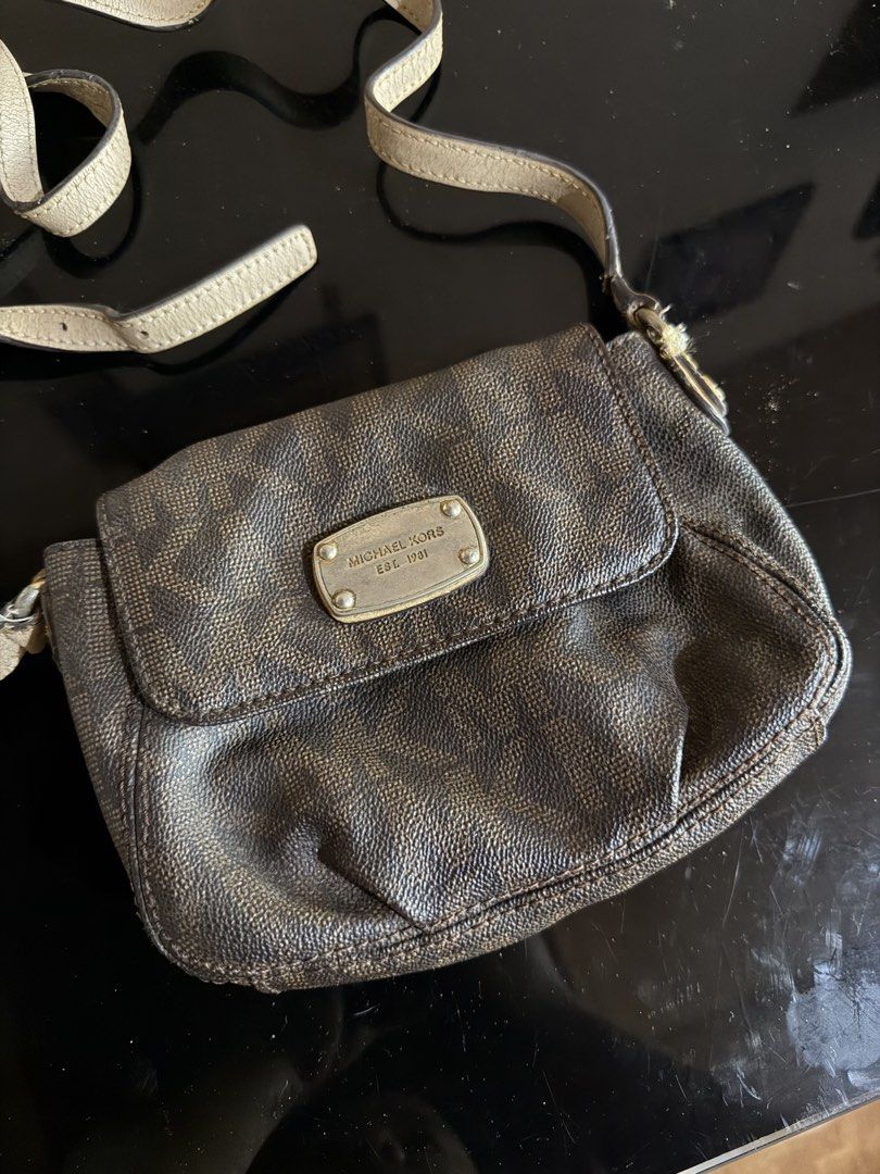 Michael Kors Jet Set Crossbody Bag (Category: Luxury Bags & Wallets) located in Caloocan City. Submitted by heidssssss (Listing ID 1427071112, Image 2). Description: .