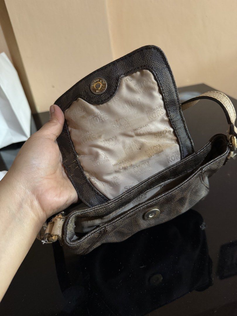 Michael Kors Jet Set Crossbody Bag (Category: Luxury Bags & Wallets) located in Caloocan City. Submitted by heidssssss (Listing ID 1427071112, Image 3). Description: .