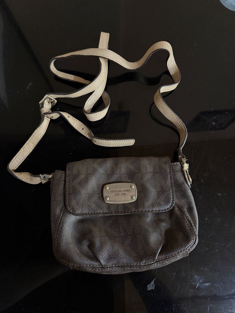 Michael Kors Jet Set Crossbody Bag (Category: Luxury Bags & Wallets) located in Caloocan City. Submitted by heidssssss (Listing ID 1427071112, Image 1). Description: .