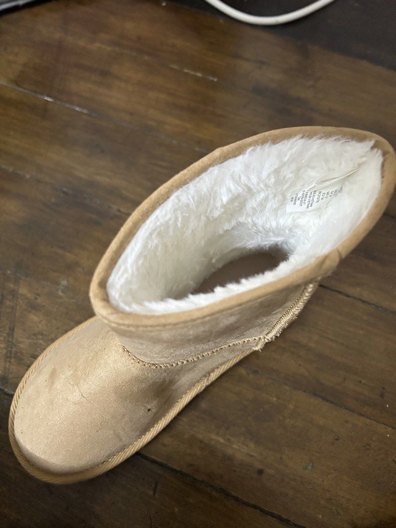 OLD NAVY snow boots for kids (Category: Boots) located in Valenzuela. Submitted by princessjc (Listing ID 1427102812, Image 3). Description: WwFaux-Suede Faux-Fur Lined Boots for Girls Size 2Y (EU 34) 20.9com For 8-10yrs old Product details -rounded toe box -cushioned foot bed -faux fur lining Only used once in Japan .