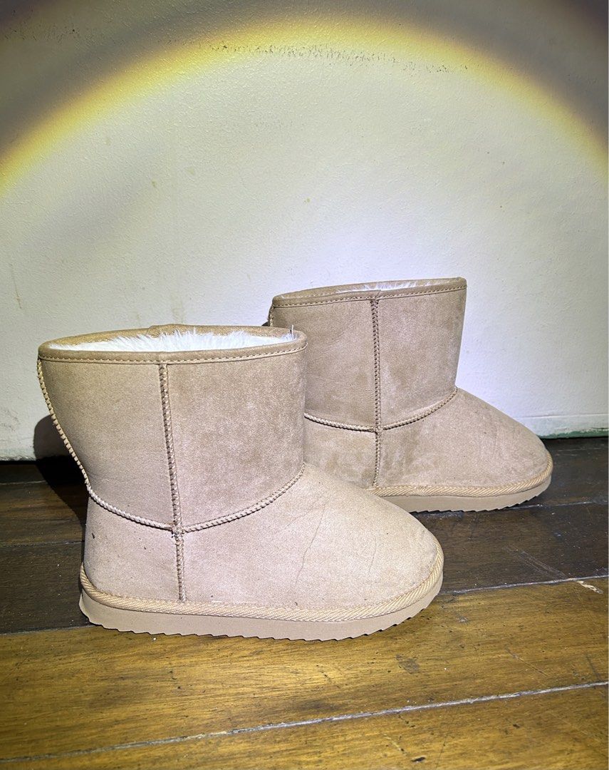 OLD NAVY snow boots for kids (Category: Boots) located in Valenzuela. Submitted by princessjc (Listing ID 1427102812, Image 2). Description: WwFaux-Suede Faux-Fur Lined Boots for Girls Size 2Y (EU 34) 20.9com For 8-10yrs old Product details -rounded toe box -cushioned foot bed -faux fur lining Only used once in Japan .