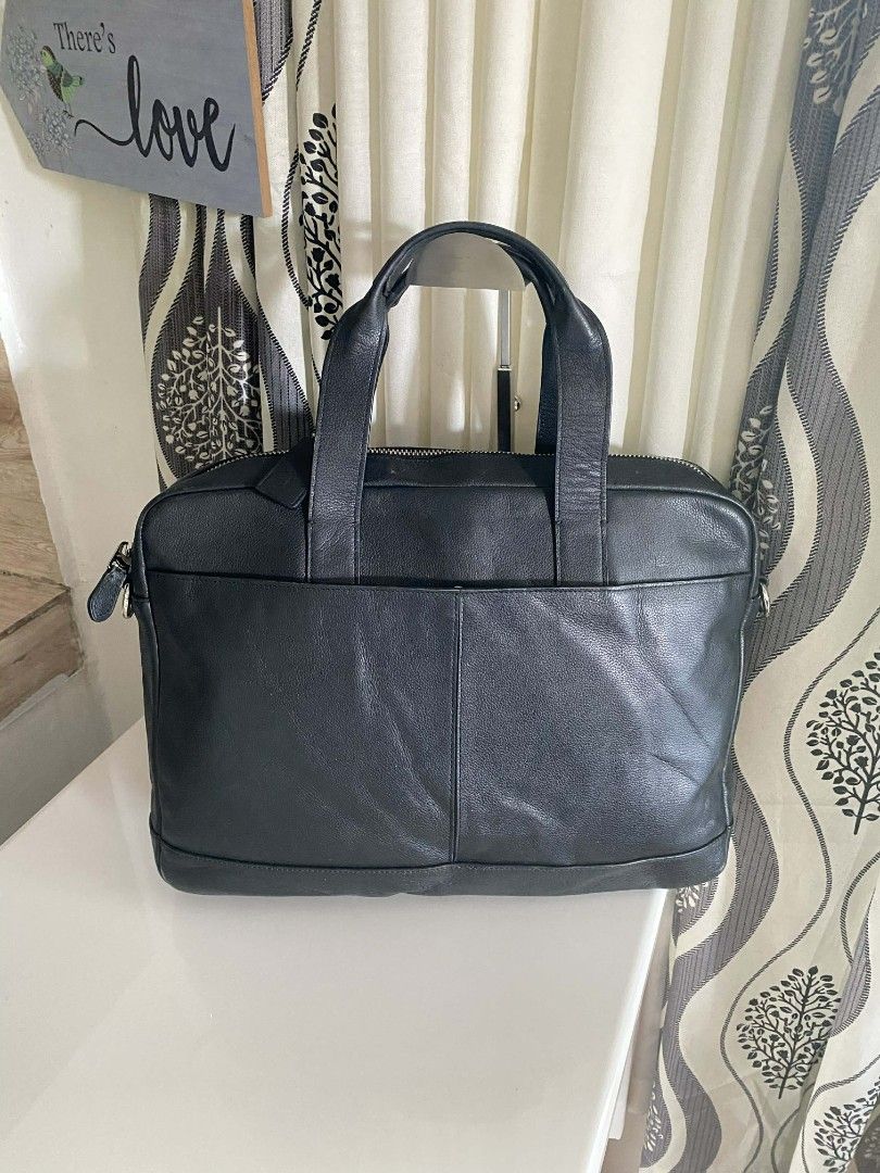 Orig Coach laptop bag (Category: Luxury Bags & Wallets) located in Tagum. Submitted by luxbagelyas (Listing ID 1427113900, Image 1). Description: genuine leather no flaws normal sign of use subrang tibay.