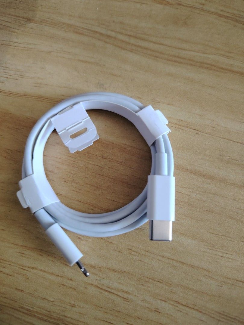 Original apple Usb -C lightning Cable 1m (Category: Cables & Chargers) located in Makati City. Submitted by itnokdatu04911 (Listing ID 1427025079, Image 3). Description: Apple Usb-C lightbing Cable 1m With Seial Cord and Doble pin Gold MODE OF PAYMENT ✅COD ✅GCASH ✅PAYMAYA VIA LALAMOVE, GRAB OR U CAN BOOK YOUR OWN RIDER TO PICK UP. 14DAYS WARRANTY AND SAME DAY DELIVERY ‼️ Pm for sure buyer 😉.