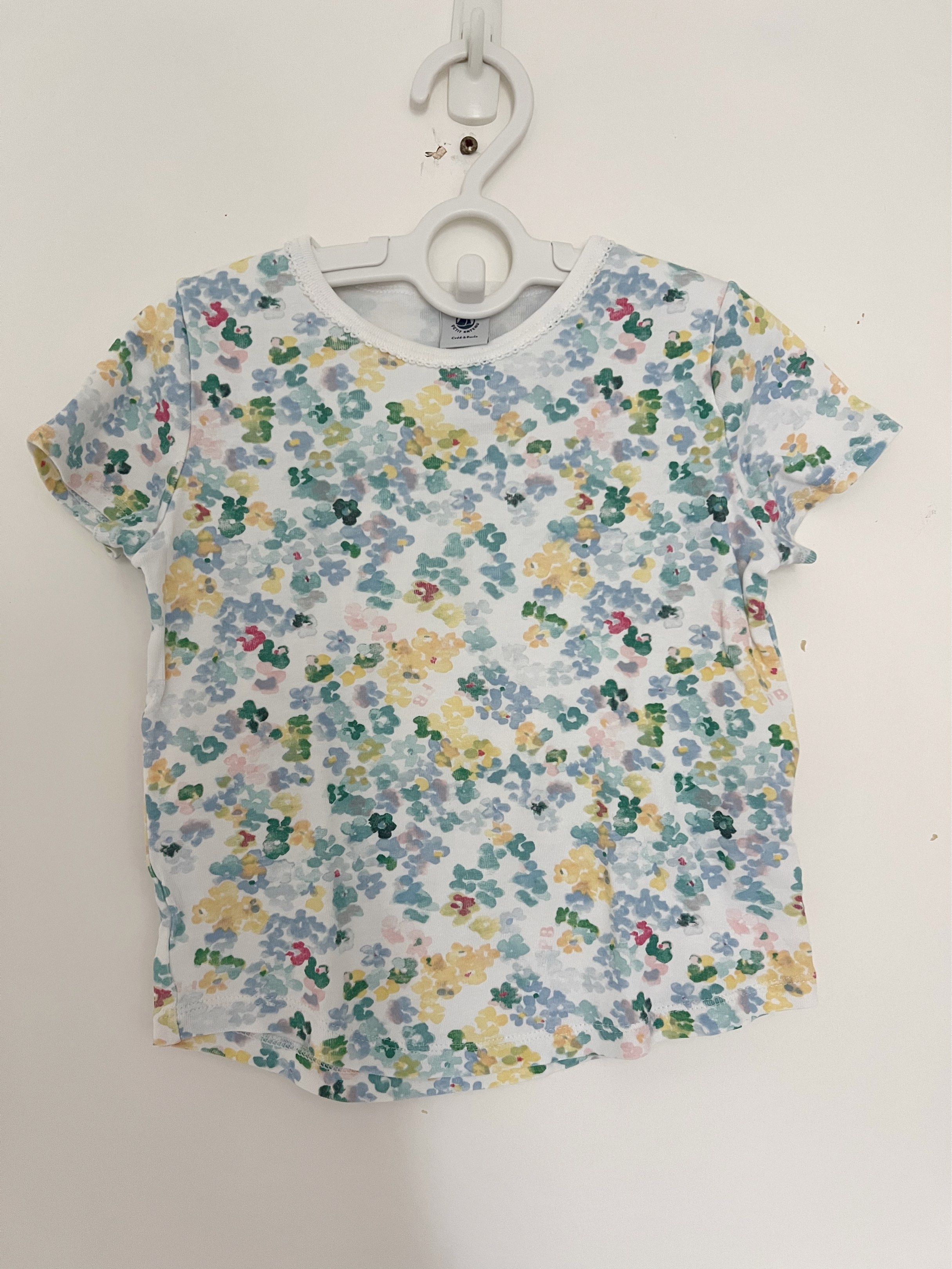 Petit Batteau summery floral top 幼兒花花圖案上衫, 兒童＆孕婦 ...