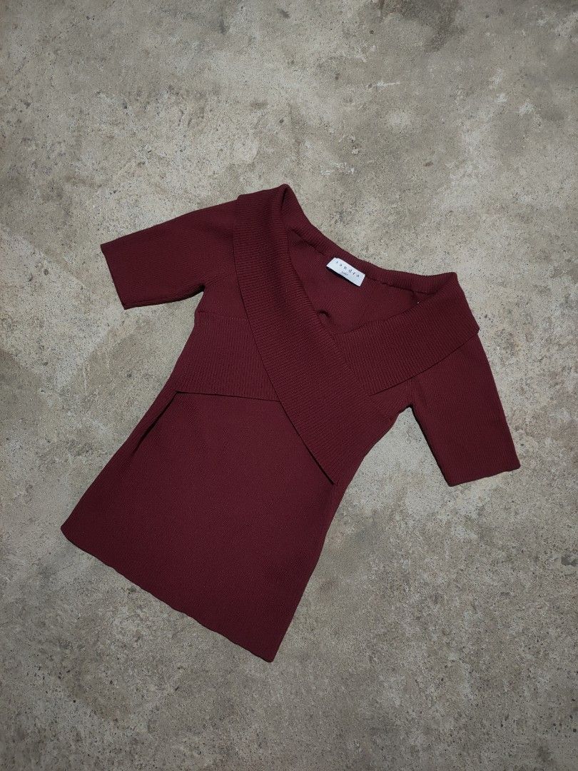 Sandro Paris Maroon Top (Category: Luxury Apparel) located in Tumauini. Submitted by ken_thrift (Listing ID 1427092653, Image 2). Description: SANDO PARIS MAROON TOPS Width 11 Length 19 Issue ❌ Likenew condition Color rate 9.8/10 Price 📥📥📥.