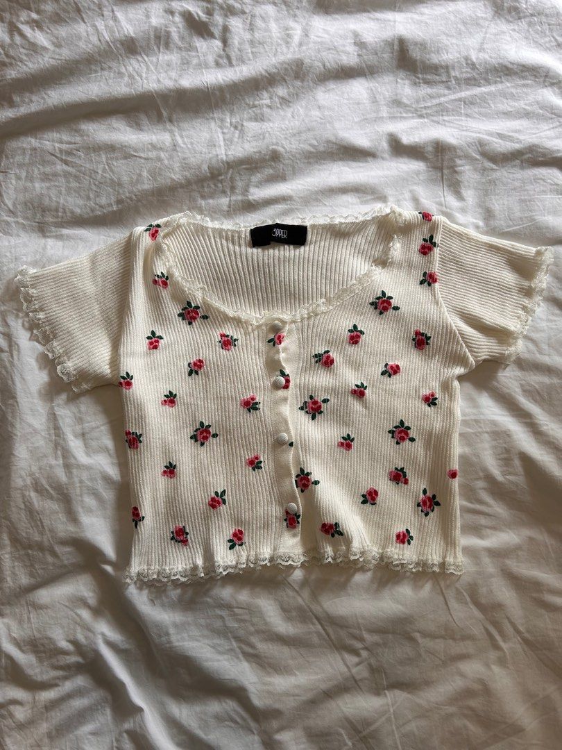 Shop Copper White Floral Blouse (Category: Blouses) located in Quezon City. Submitted by reclosets (Listing ID 1426988873, Image 1). Description: Size: S - When Worn pic included.