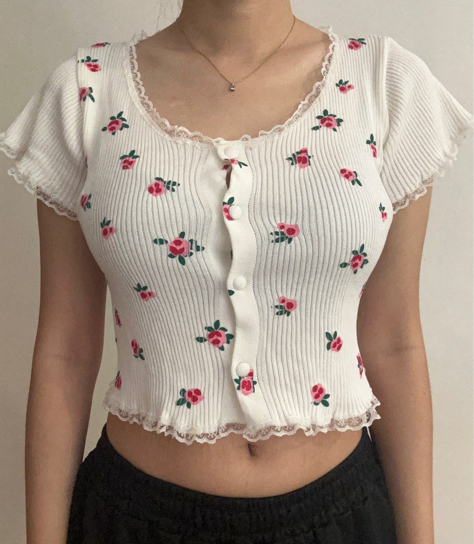 Shop Copper White Floral Blouse (Category: Blouses) located in Quezon City. Submitted by reclosets (Listing ID 1426988873, Image 3). Description: Size: S - When Worn pic included.