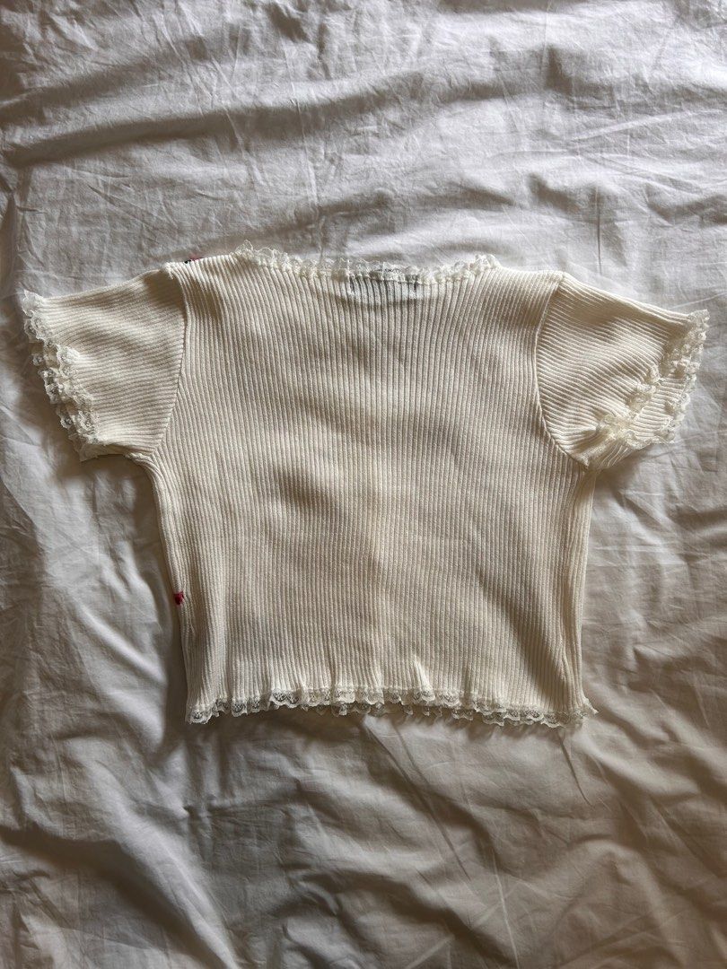 Shop Copper White Floral Blouse (Category: Blouses) located in Quezon City. Submitted by reclosets (Listing ID 1426988873, Image 2). Description: Size: S - When Worn pic included.
