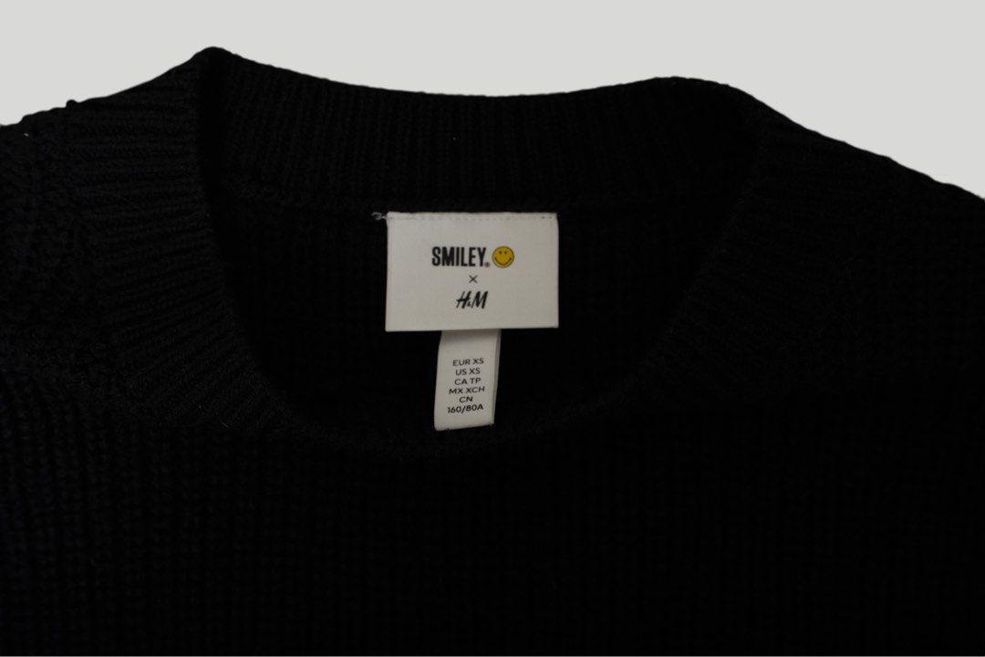 Smiley Knit Vest Black H&M Y2 (Category: Sleeveless) located in San Pablo. Submitted by chimar26 (Listing ID 1427012015, Image 3). Description: Black cropped knit vest with Smiley patch detail. Perfect layering piece to wear over a t-shirt for a trendy Y2K and streetwear look. Soft knit material with a comfortable fit. ✔ Cropped fit ✔ Smiley patch detail ✔ Knit material ✔ Easy to layer ✔ Minimal but eye-catching Perfect for Y2K outfits, streetwea