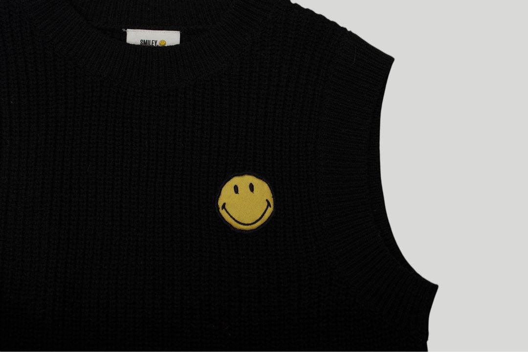 Smiley Knit Vest Black H&M Y2 (Category: Sleeveless) located in San Pablo. Submitted by chimar26 (Listing ID 1427012015, Image 2). Description: Black cropped knit vest with Smiley patch detail. Perfect layering piece to wear over a t-shirt for a trendy Y2K and streetwear look. Soft knit material with a comfortable fit. ✔ Cropped fit ✔ Smiley patch detail ✔ Knit material ✔ Easy to layer ✔ Minimal but eye-catching Perfect for Y2K outfits, streetwea