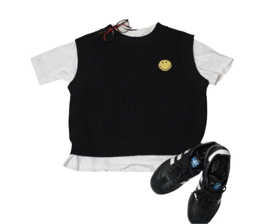 Smiley Knit Vest Black H&M Y2 (Category: Sleeveless) located in San Pablo. Submitted by chimar26 (Listing ID 1427012015, Image 1). Description: Black cropped knit vest with Smiley patch detail. Perfect layering piece to wear over a t-shirt for a trendy Y2K and streetwear look. Soft knit material with a comfortable fit. ✔ Cropped fit ✔ Smiley patch detail ✔ Knit material ✔ Easy to layer ✔ Minimal but eye-catching Perfect for Y2K outfits, streetwea