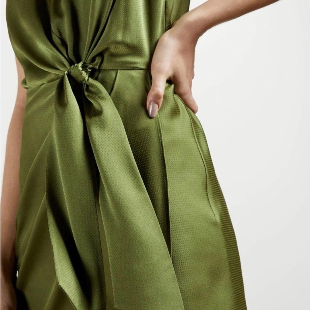 Ted Baker Keyhole Wrap Midi Dress size 2 (Category: Dresses) located in Santa Rosa. Submitted by a.i.b. (Listing ID 1427004462, Image 2). Description: Brand: Ted Baker Size Approximate measurements: Shoulder to shoulder: 10.5 Pit to pit: 17”laid flat Waist: 14.5” laid flat Length: 48” Look at resell price in the last picture Color Rate: 9.9/10 ✅I can only ship on weekends. ✅No reservation, whoever pays first gets the item. ✅This is a preloved ite
