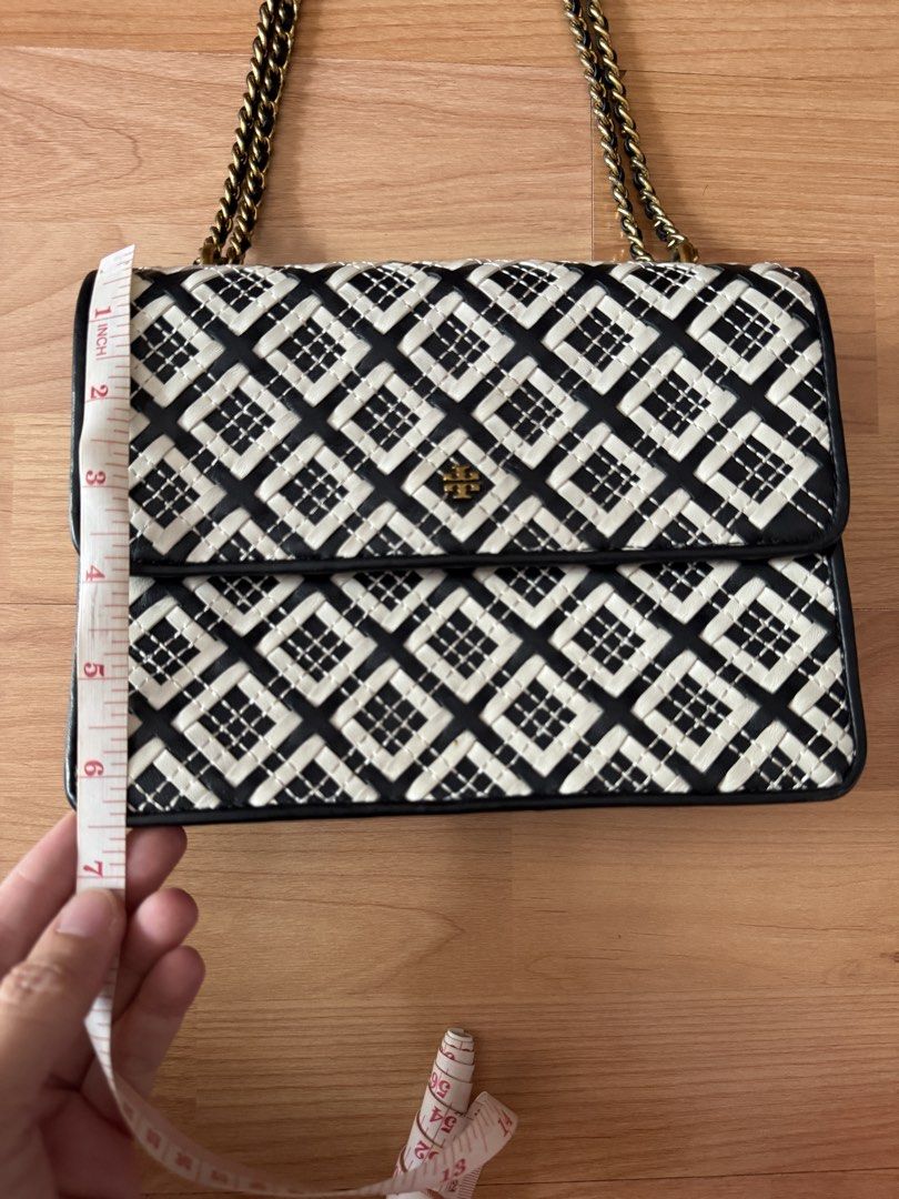 Tory Burch Black and White Shoulder Bag (Category: Luxury Bags & Wallets) located in Cainta. Submitted by clarencegiven15 (Listing ID 1427072718, Image 3). Description: 2 way bag shoulder and crossbody bag leather authentic.