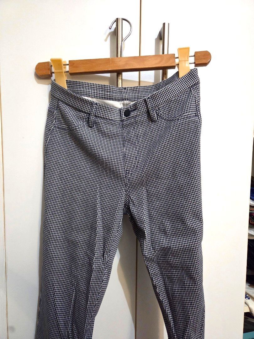 Uniqlo Checkered Jeggings Pants - Size M (Category: Jeans) located in Makati City. Submitted by shoppreloved_ (Listing ID 1427061421, Image 1). Description: dark blue checkered jeggings from Uniqlo.