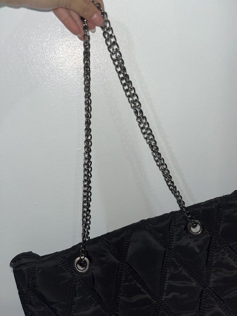 Unique Black Quilted Tote Bag with Chain Strap (Category: Tote Bags) located in Manila. Submitted by streuveriy (Listing ID 1427087137, Image 3). Description: ‼️BARELY USED‼️ mode of payment: gcash/gotyme 📦 mode of delivery: lalamove (shouldered by the buyer) or meetups around manila area (sm san lazaro, sm manila, sm sta.mesa) 🧺 rfs: decluttering feel free to dm for more details and pictures :).