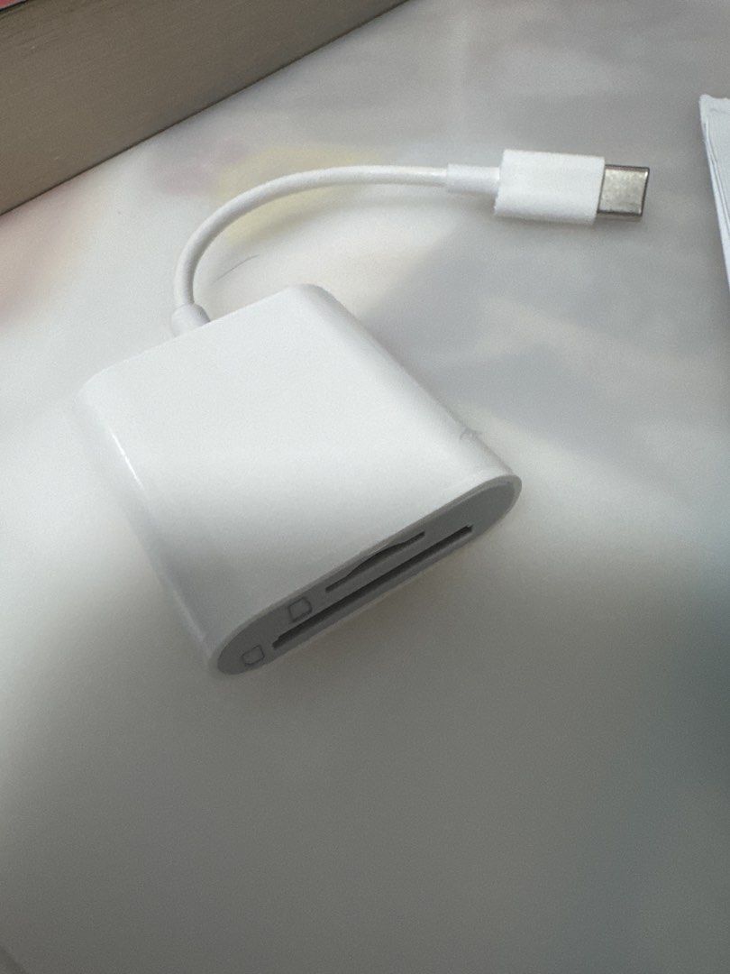 USB-C Card Reader405980877737830400