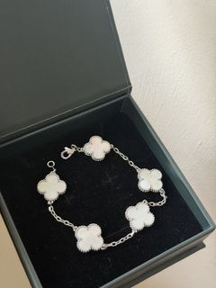 (Category: ) located in . Submitted by abbyutifulcloset (Listing ID 1426978099, Image 1). Description: .