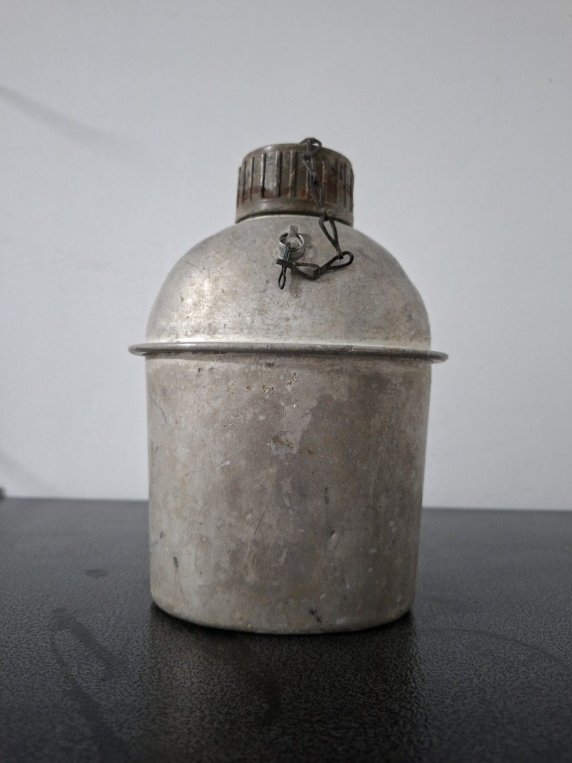 Vintage Metal Canteen (Category: Water Bottles & Tumblers) located in Antipolo. Submitted by cobys4 (Listing ID 1427140099, Image 2). Description: Payment thru GCASH PM lang if interested! Will ship via JNT or Lalamove if within area LOCATION: Antipolo Rizal.