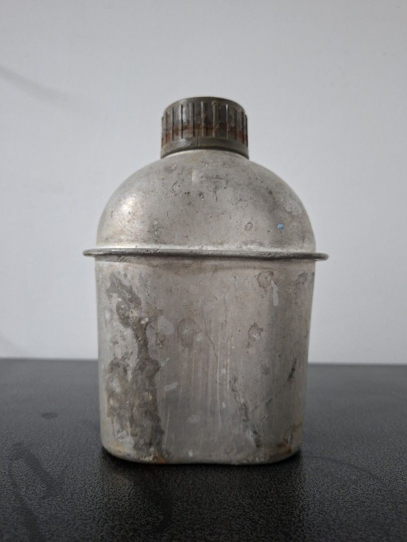 Vintage Metal Canteen (Category: Water Bottles & Tumblers) located in Antipolo. Submitted by cobys4 (Listing ID 1427140099, Image 1). Description: Payment thru GCASH PM lang if interested! Will ship via JNT or Lalamove if within area LOCATION: Antipolo Rizal.