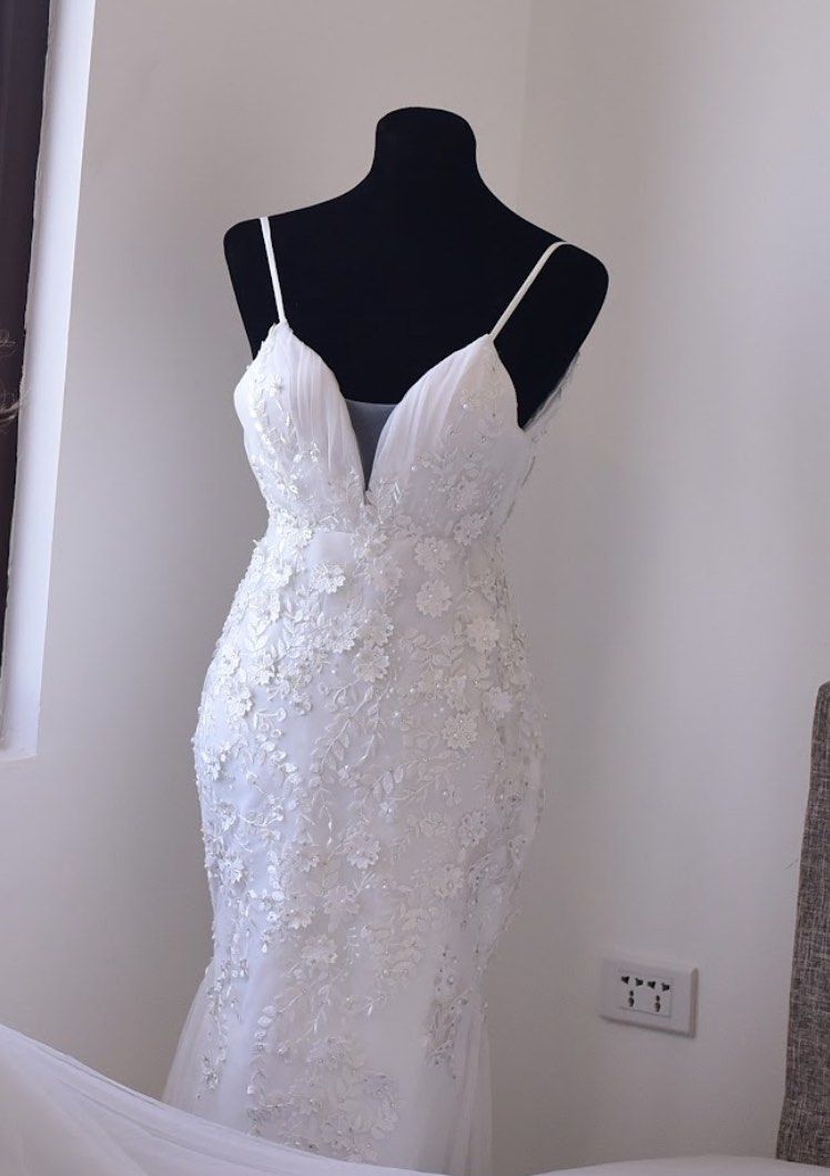 Wedding Gown for sale (Category: Evening dresses & gowns) located in Manila. Submitted by shushuanime (Listing ID 1426964071, Image 3). Description: Bride Height: 5’1 Can fit to XS - Small size With swarovski stones + customized veil Gown is already dry cleaned. PM for exact measurement and price.