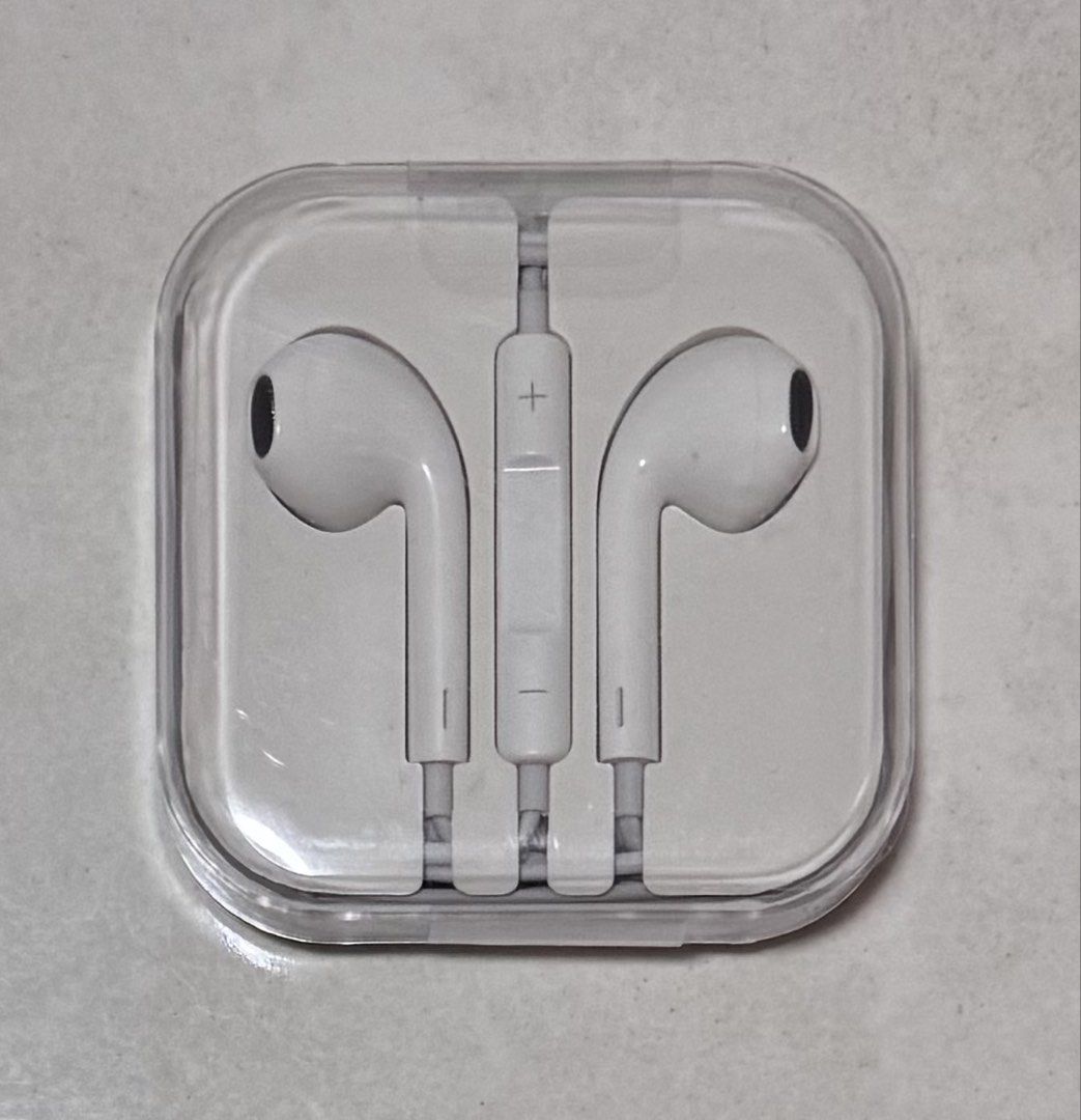 Wired Earbuds/ Earphones