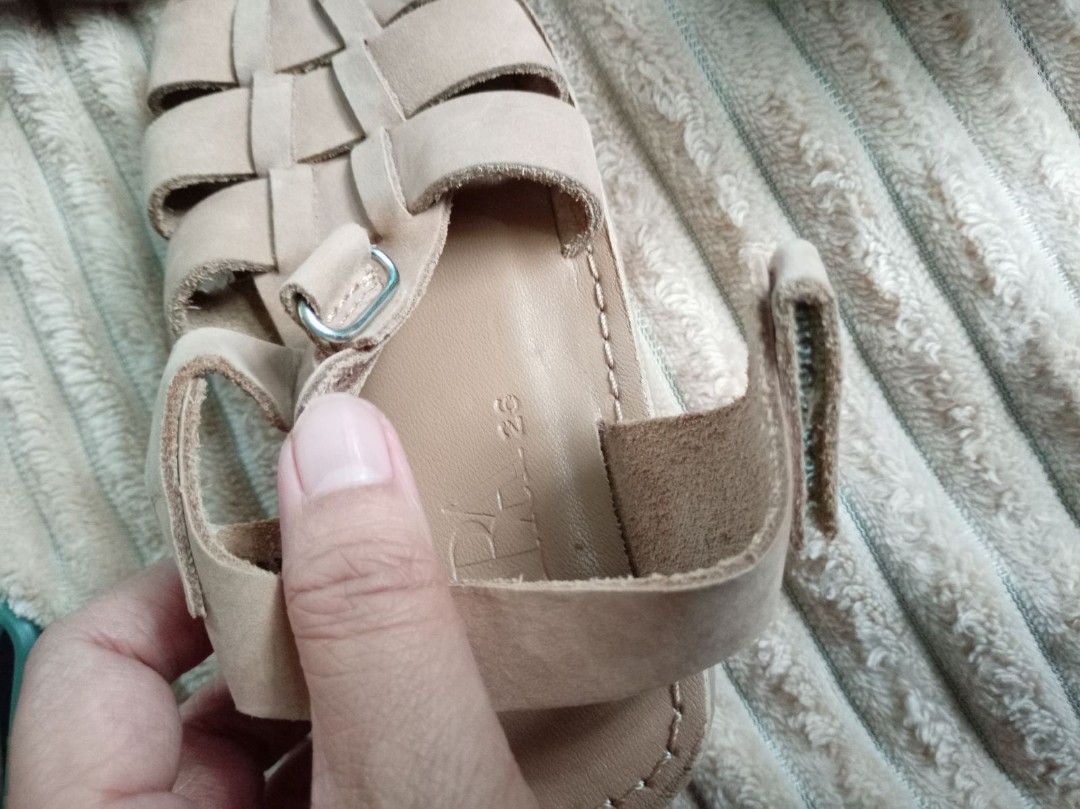 Zara for kids (Category: Slippers and slides) located in Manila. Submitted by fineone (Listing ID 1427154175, Image 3). Description: for both na sandals size 25 pang 5 year old zara leather isa.
