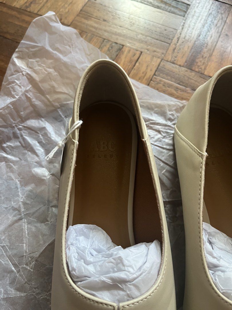 ABC Loafers (Category: Loafers) located in Makati City. Submitted by yoursecondbest (Listing ID 1427313032, Image 2). Description: Bought in Japan this Feb lang. Perfect for size 7-7.5 or pwede rin siguro size 8 as it is a soft leather. Open for trade in size 7 po..
