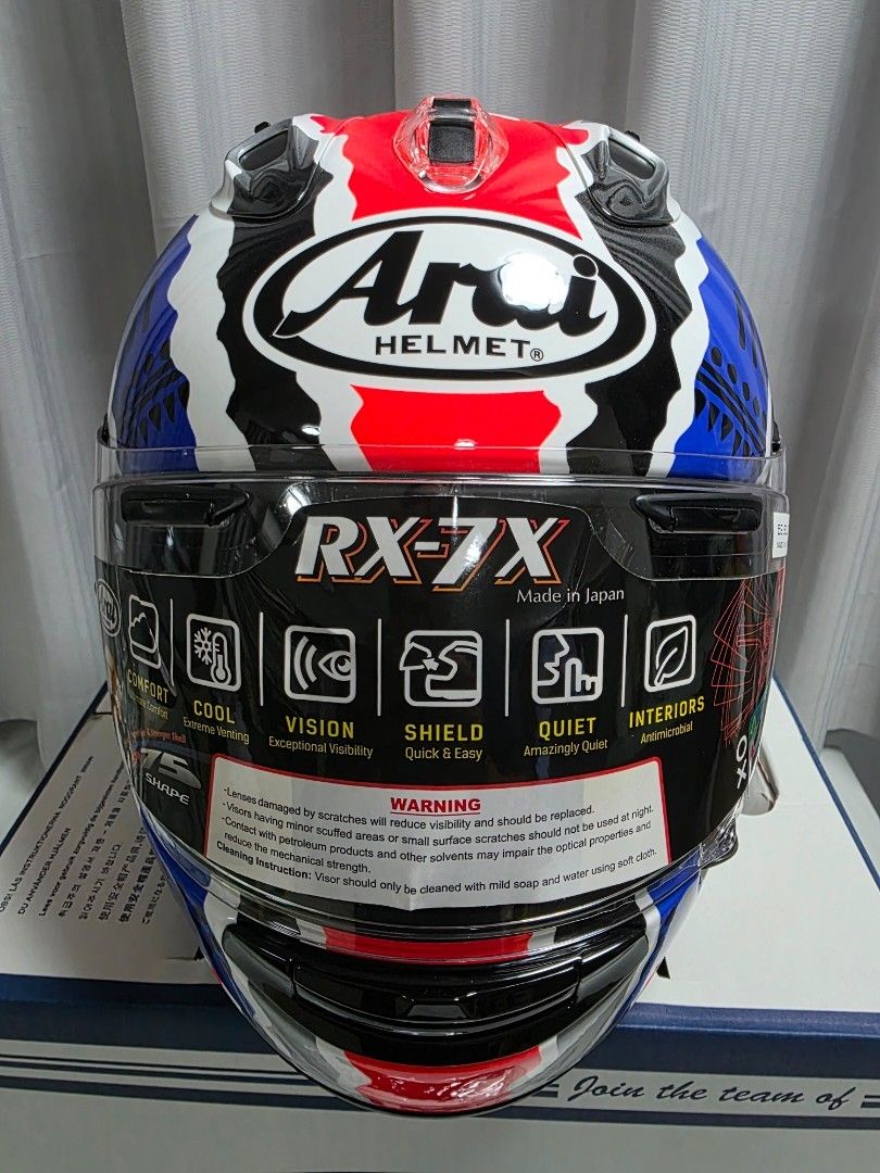Arai RX-7X 杜漢賽車頭盔 （分類：電單車買賣）位於 Hong Kong。 由 ken21722 提交（商品編號 1427201756，圖片 1）。簡介： Arai RX-7X 賽車頭盔，日本製造。尺寸為59-60cm。頭盔設計獨特，帶有紅色、藍色和白色圖案，並有澳洲考拉圖案。附帶原裝盒、說明書和頭盔袋。頭盔內襯有舒適的內飾，提供良好的視野和通風。非常適合賽車或日常騎行。。