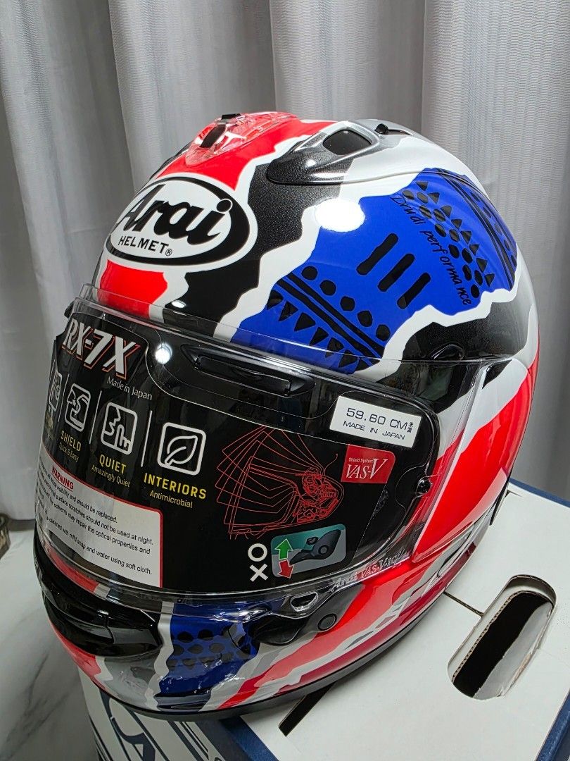 Arai RX-7X 杜漢賽車頭盔 （分類：電單車買賣）位於 Hong Kong。 由 ken21722 提交（商品編號 1427201756，圖片 3）。簡介： Arai RX-7X 賽車頭盔，日本製造。尺寸為59-60cm。頭盔設計獨特，帶有紅色、藍色和白色圖案，並有澳洲考拉圖案。附帶原裝盒、說明書和頭盔袋。頭盔內襯有舒適的內飾，提供良好的視野和通風。非常適合賽車或日常騎行。。